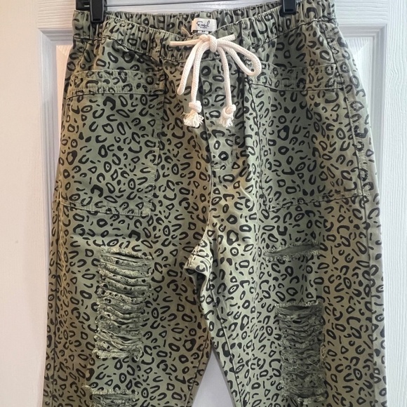 New Easel Cheetah Print Distressed Utility Cargo Pants Relaxed Fit Size Medium - Picture 4 of 14